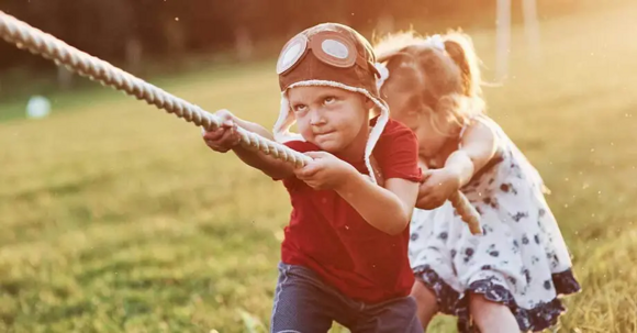 Actividades físicas para niños niños realizando actividades físicas al aire libre