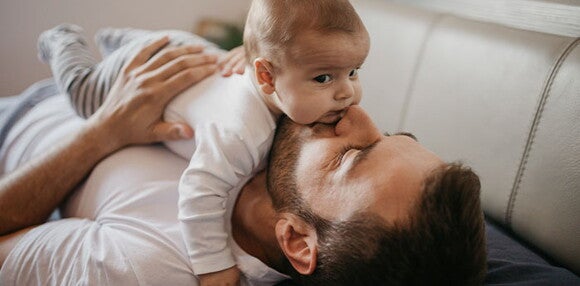 Papá cargando a su bebé de cuatro meses. Papá cargando a su bebé de cuatro meses.